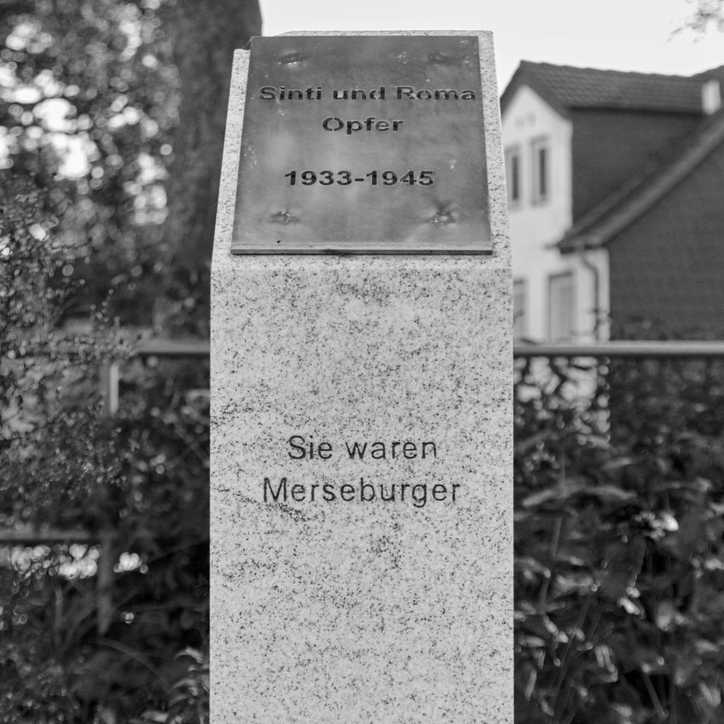 schwarz-weißes Foto der Stele am Neumarkt Merseburg mit der Aufschrift "Sie waren Merseburger"